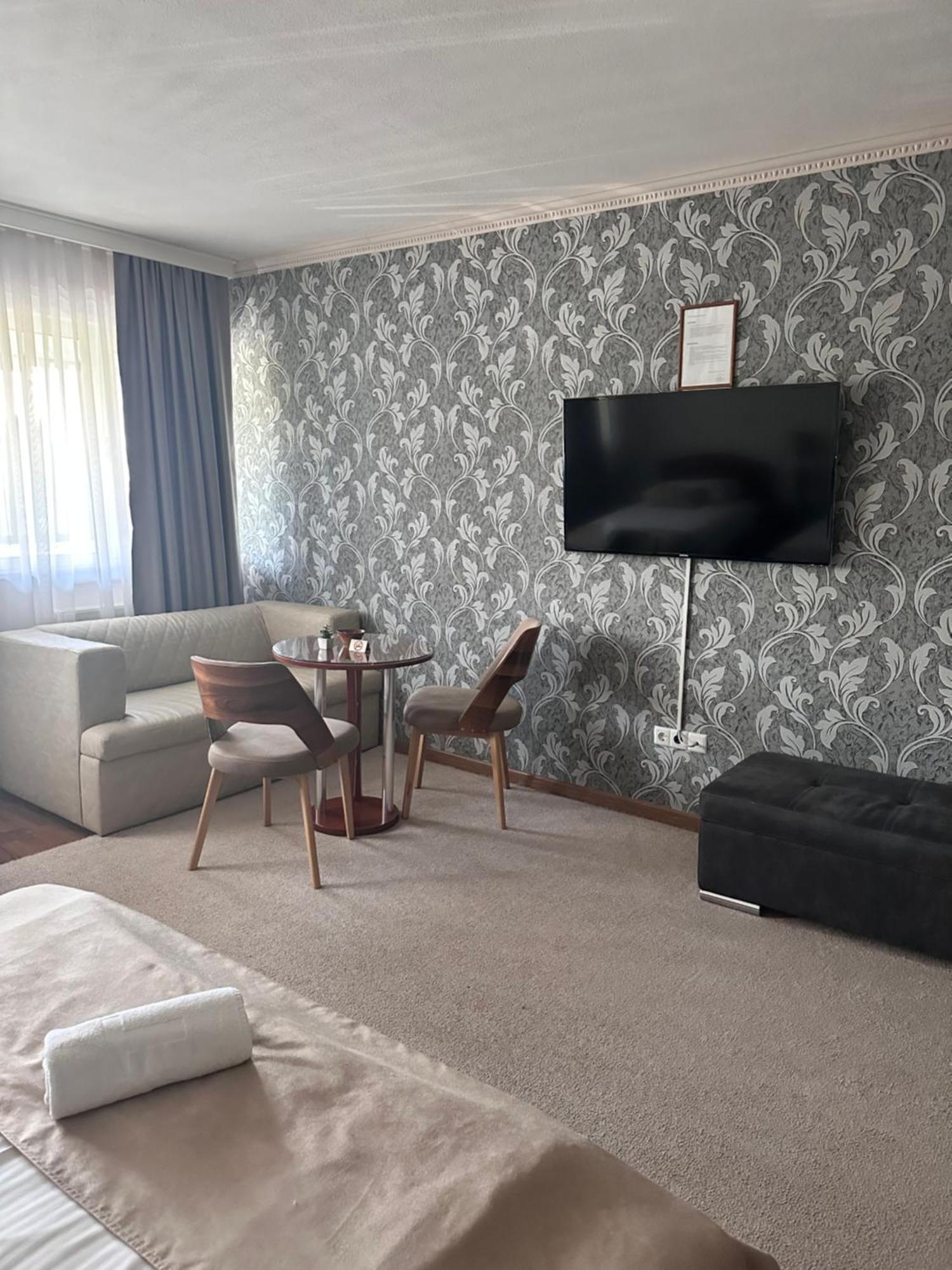Hotel New Milenium Lukavac Экстерьер фото